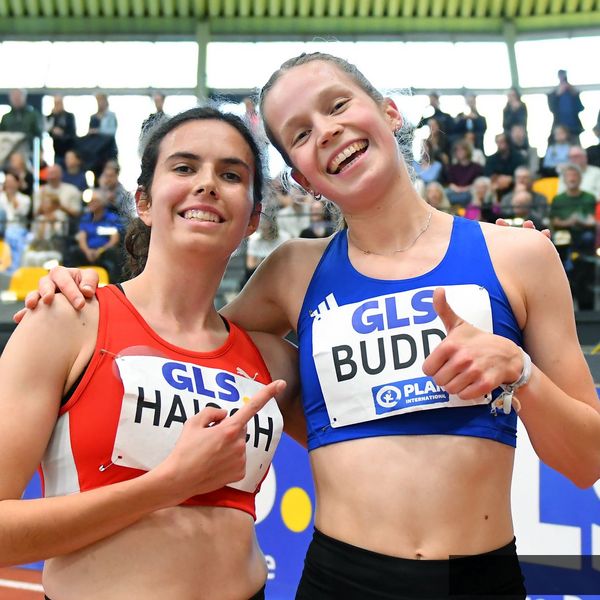 Adia Budde (LAV Stadtwerke Tübingen) bejubelt ihren 2. Platz auf den 1.500 Metern. Adeline Haisch (LG Region Karlsruhe) wird Fünfte.