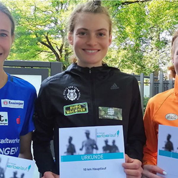 Die drei schnellsten Frauen in Tübingen: Alina Reh (Mitte) setzte sich vor Hanna Klein (li.) und Eva Dieterich durch.